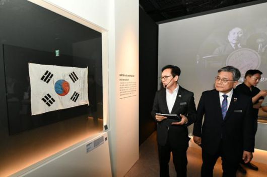 허민(오른쪽) 국가유산청장과 최재혁 근현대유산과장이 11일 서울 중구 덕수궁 돈덕전에서 열린 '빛을 담은 항일유산' 전시 언론공개회에서 김구 선생이 임시정부 주석을 맡을 때 미국에 보낸 것으로 전해지는 '김구 서명문 태극기'를 소개하고 있다. 국가유산청 제공