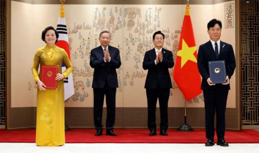 김영훈(왼쪽 네 번째) 고용노동부 장관과 팜 티 타잉 짜(맨 왼쪽) 베트남 내무부 장관이 11일 서울 용산 대통령실 청사에서 이재명(왼쪽 세 번째) 대통령과 또 럼 베트남 서기장이 임석한 가운데 열린 양해각서(MOU) 서명식에서 인력 송출 및 도입에 관한 MOU에 서명 뒤 기념촬영을 하고 있다. 왕태석 선임기자