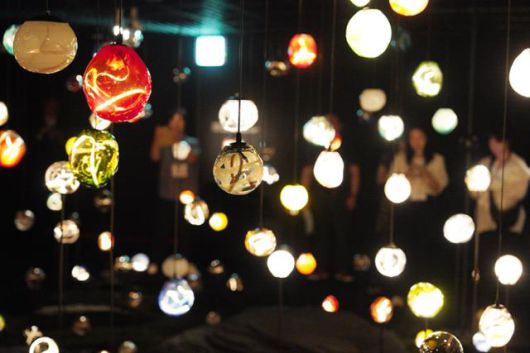 제주 서귀포시 포도뮤지엄에 설치된 테마공간 '유리 코스모스'는 어두운 공간에서 기계로 숨을 불어넣으면 유리 전구에 불이 들어오는 형태로 만든 자체 기획 공간이다. 포도뮤지엄 제공