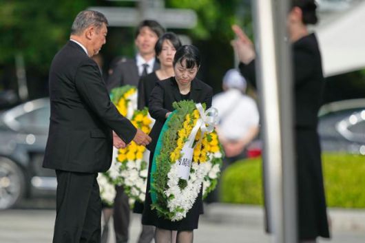 이시바 시게루(맨 왼쪽) 일본 총리가 지난 6일 히로시마 평화기념공원에서 열린 원자폭탄 투하 80주년 전몰자 위령식·평화기념식에 참석해 헌화하고 있다. 히로시마=AP 뉴시스
