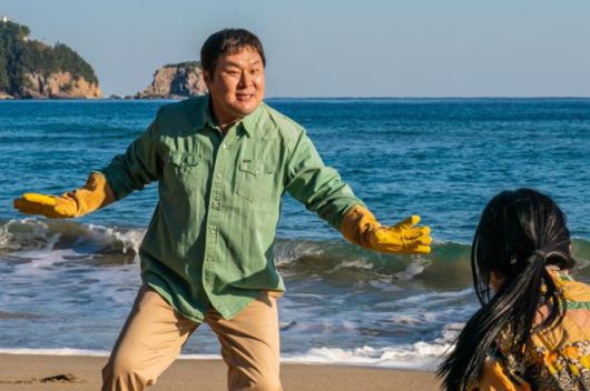 윤경호가 동배 역으로 큰 웃음을 선사했다. '좀비딸' 스틸컷