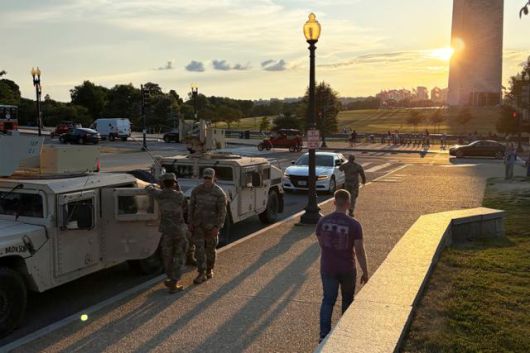 12일 미국 수도 워싱턴DC 도심 워싱턴기념탑 근처에 주차한 DC 주방위군 대원들이 대기하고 있다. 워싱턴=AP 연합뉴스