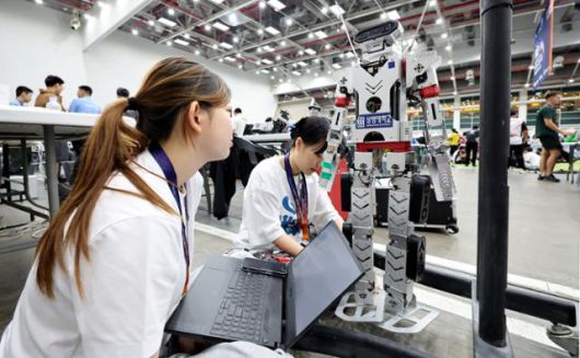 1일 대구 북구 엑스코에서 열린 ‘제30회 FIRA 로보월드컵 앤 써밋 2025 한국’에 출전한 참가자들이 경기에 앞서 로봇을 점검하고 있다. 올해 30주년을 맞은 ‘FIRA 로보월드컵 앤 써밋’에는 미국, 영국, 독일, 캐나다, 러시아, 중국, 대만, 이란, 브라질 등 전 세계 17개국 900여 명의 로봇 유망주들이 참가해 직접 프로그래밍한 로봇으로 열띤 경쟁을 펼친다. 대구=뉴시스