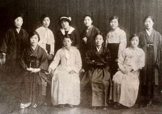 1921년 일본 동경여자의학전문학교 졸업 기념사진. 앞줄 왼쪽에서 두 번째가 현덕신 선생이다. 이화여대 제공