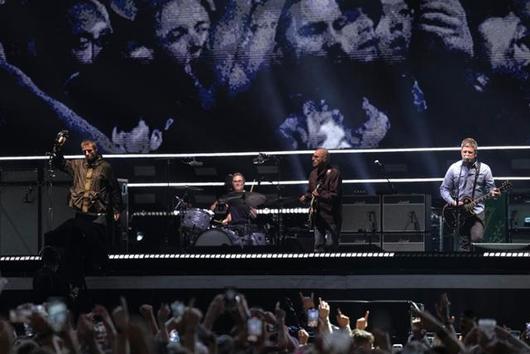 영국 록밴드 오아시스가 지난달 4일 영 연방국인 웨일스의 수도 카디프에서 재결합 기념 콘서트를 하고 있다. 카디프=AP 연합뉴스