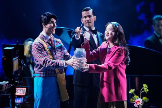 한국 창작 뮤지컬 '어쩌면 해피엔딩'의 미국 뉴욕 브로드웨이 버전 '메이비 해피엔딩'의 남녀 주인공 대런 크리스(왼쪽)와 헬렌 셴이 6월 8일 토니상 시상식에서 뮤지컬의 한 장면을 시연하고 있다. 뉴욕=AP 연합뉴스