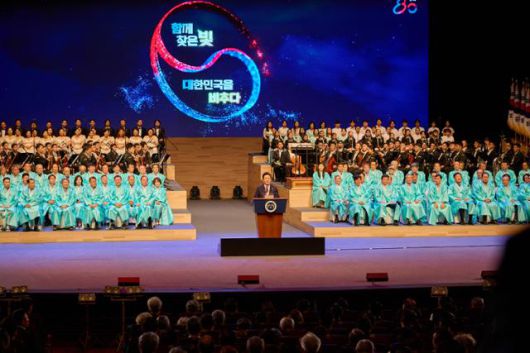 이재명 대통령이 15일 서울 종로구 세종문화회관에서 열린 제80주년 광복절 경축식에서 경축사를 하고 있다. 대통령실 제공