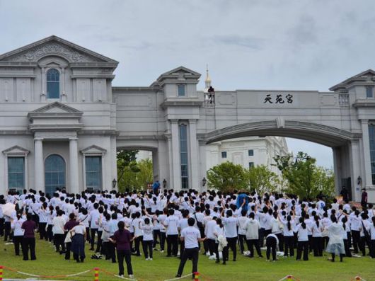 김건희 특검팀이 지난달 18일 경기 가평군 설악면 소재 통일교 본부를 압수수색한 가운데 신도들이 본부 입구에서 예배를 하고 있다. 뉴스1