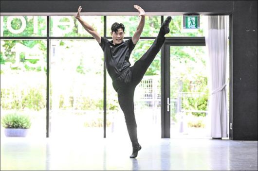 최영규 네덜란드 국립발레단 수석무용수가 18일 노들섬 서울시발레단 연습실에서 '파이브 탱고스'의 한 장면을 시연하고 있다. 세종문화회관 제공