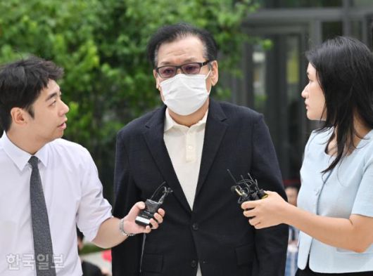 건진법사 전성배씨가 18일 서울 종로구에 마련된 민중기 특별검사팀 사무실로 출석하고 있다. 홍인기 기자