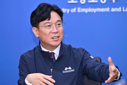 김영훈 고용노동부 장관이 지난 13일 서울 중구 서울지방고용노동청에서 한국일보와 인터뷰하고 있다. 강예진 기자