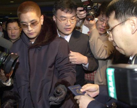 2002년 2월 2일 인천공항에 도착한 유승준(왼쪽 두 번째)이 미국 국적 여권을 제시하며 입국을 시도하고 있다. 연합뉴스 자료사진