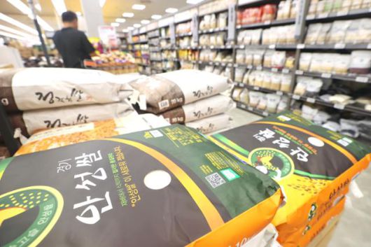 올해 들어 쌀값이 평년을 웃도는 가운데 11일 서울의 한 대형 마트에서 쌀 포대가 진열돼 있다. 연합뉴스