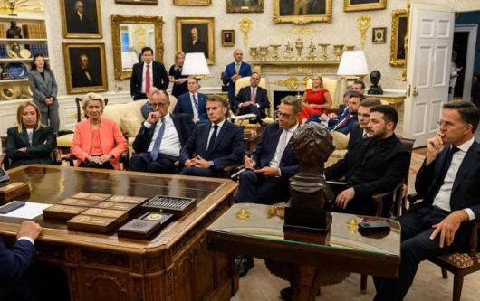 도널드 트럼프 미국 대통령과 유럽 정상들이 미국 워싱턴 백악관 대통령 집무실(오벌오피스)에서 18일 우크라이나 전쟁 종전 문제를 의논하고 있다. 전쟁의 당사자인 볼로디미르 젤렌스키(앞줄 오른쪽 두 번째) 우크라이나 대통령 옆에 알렉산데르 스투브(오른쪽 세 번째) 핀란드 대통령이 앉아 있다. 액스(X) 캡처