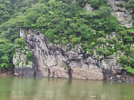 지난 12일 울산 울주군 언양읍 대곡리 반구대 암각화가 물 속에 잠겨 거의 보이지 않고 있다. 울산=박은경 기자