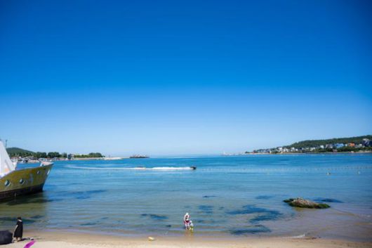 부산 기장군 일광해수욕장이 성수기임에도 쾌적한 인구밀도를 보이고 있다.