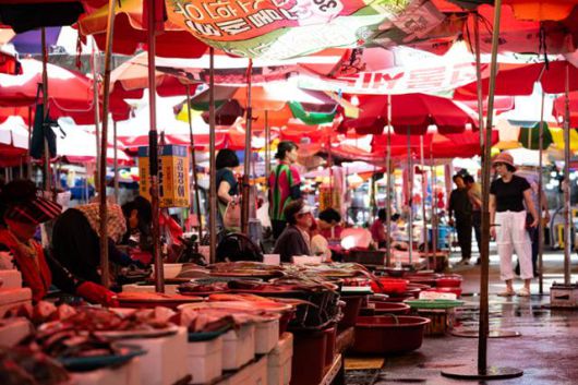 부산 기장읍 대라리 기장시장에 해산물 좌판이 가득하다.