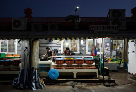 대변리 해녀촌에서 임말숙 해녀가 하루 장사를 마치고 가게를 정리하고 있다.