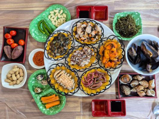 대변리 해녀촌의 해물모둠 한 상.