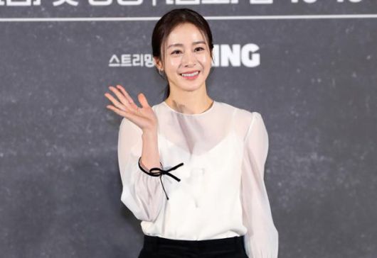 배우 김태희가 21일 오전 서울 용산구 CGV아이파크몰점에서 열린 아마존 프라임 비디오 시리즈 '버터플라이' 제작발표회에서 포즈를 취하고 있다. 뉴시스