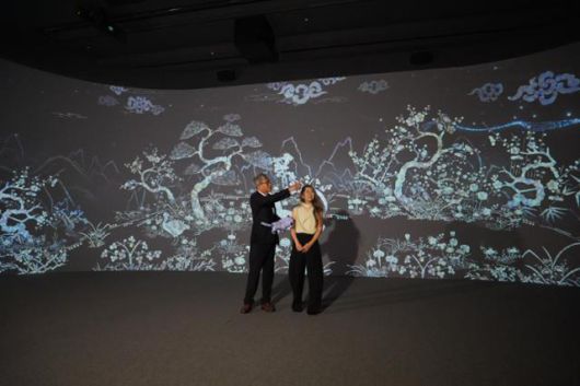 유홍준(왼쪽) 국립중앙박물관장과 매기 강 감독이 21일 서울 용산구 국립중앙박물관의 디지털 실감영상관에서 호랑이를 소재로 한 영상을 관람하고 있다. 국립중앙박물관 제공