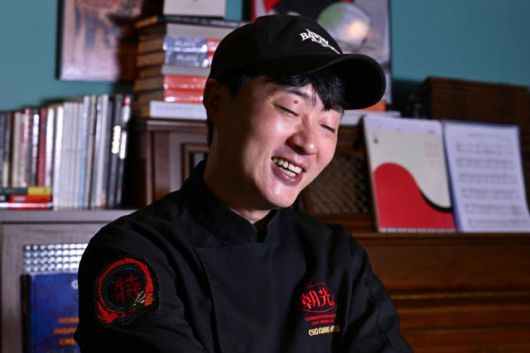 조광효 셰프는 만화방을 차렸지만 정작 만화책을 사들일 돈이 없어 만화책 '요리왕 비룡'에서 영감을 얻어 '비룡 떡볶이'를 만들어 판 게 사실상 만화 요리의 시작이라고 했다. 강예진 기자