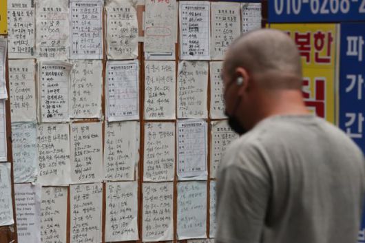 2022년 8월, 서울 구로구 대림동의 한 직업소개소에 붙은 구인 공고. 연합뉴스
