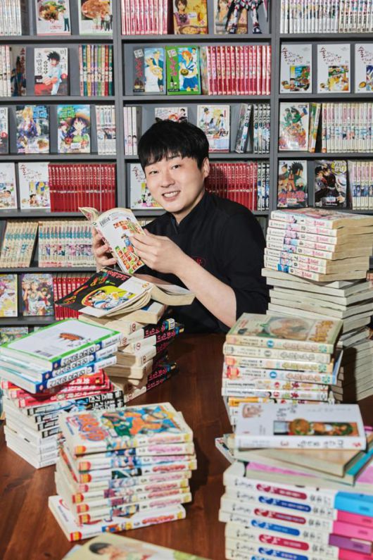 조광효 셰프가 자신이 운영하는 유튜브 요리 예능 채널 '만취요'의 스튜디오에서 포즈를 취하고 있다. 소장 만화책 대부분을 이곳에 보관 중이다. 세미콜론 제공