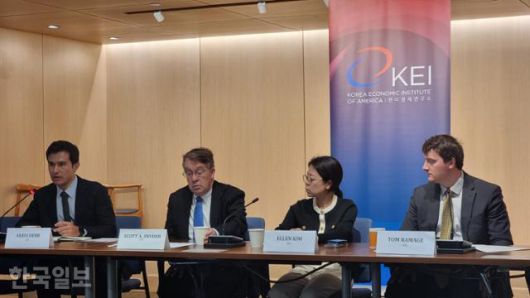 미국 워싱턴 소재 싱크탱크 한미경제연구소(KEI)가 21일 한미 정상회담을 주제로 연 기자 간담회에서 기관 소속 한미 관계 전문가들이 이재명 대통령에게 조언하고 있다. 왼쪽부터 아리우스 데어 커뮤니케이션부장, 스콧 스나이더 소장, 엘런 김 학술부장, 톰 래미지 경제정책 분석가. 워싱턴=권경성 특파원