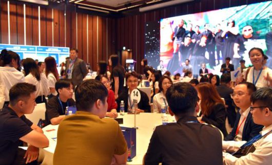 22일 베트남 하노이 L7 웨스트레이크에서 열린 ‘2025 롯데 글로벌 잡페어’에서 롯데 취업 희망자들이 현직에 있는 멘토들과 직무 관련 상담을 하고 있다. 하노이=허경주 특파원