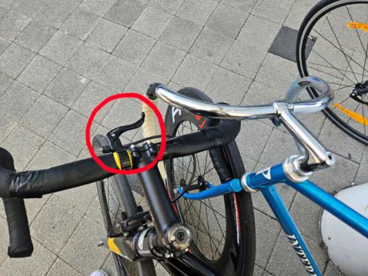 왼쪽 검은색 차체의 픽시 자전거에 앞바퀴 브레이크(빨간색 원)가 달려 있다. 오른쪽 파란색 차체 자전거는 '브레이크 없는' 선수용 픽시다. 오세운 기자