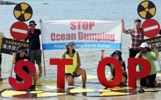환경보건시민센터 등 환경단체 소속 활동가들이 지난 20일 부산 수영구 광안리해수욕장에서 2년째 이어진 일본 후쿠시마 원전 오염수 해상 방류를 규탄하는 시위를 벌이고 있다. 부산=뉴시스