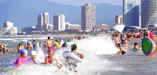 북한 노동당 기관지 노동신문은 16일 원산 갈마해안관광지구를 찾은 주민들을 조명하며 이들의 반응을 보도했다. 이들은 최상의 문명을 맛보았다며 우리의 생활에 더 좋은 내일이 어떻게 다가서고 있는지를 온몸으로 체감했다고 신문은 전했다. 평양 노동신문=뉴스1