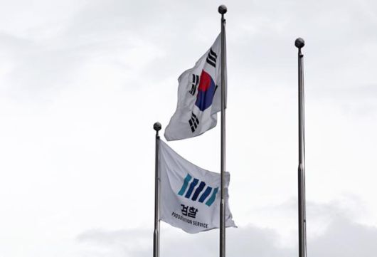 서울 서초구 대검찰청에 검찰기와 태극기가 엇갈린 채 바람에 휘날리고 있다. 뉴스1