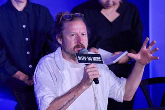 '슬립노모어 서울'을 만든 영국 제작사 펀치드렁크의 창립자 펠릭스 배럿이 20일 한국 기자들과 만나 공연에 대해 설명하고 있다. 미쓰잭슨 제공