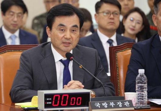 안규백 국방부 장관이 25일 서울 여의도 국회에서 열린 국방위원회 전체회의에서 의원의 질의에 답변하고 있다. 뉴시스