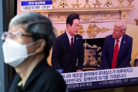 26일 오전 서울 용산구 서울역 대합실에서 시민들이 이재명 대통령과 도널드 트럼프 미국 대통령 간 한미 정상회담 관련 뉴스를 지켜보고 있다. 뉴스1