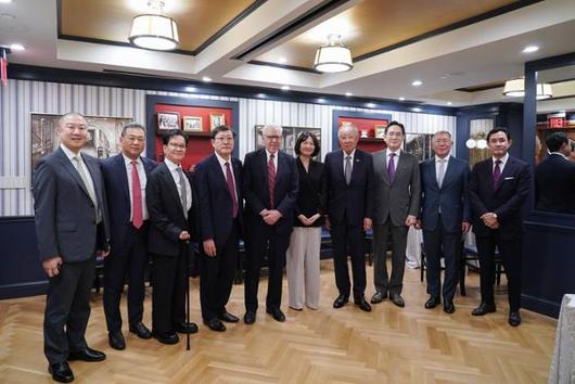 류진 한경협 회장, 루벤스타인 칼라일 그룹 회장을 비롯한 경제사절단이 25일 미국 워싱턴 DC 윌러드 호텔에서 열린 '한미 비즈니스 라운드 테이블: 제조업 르네상스 파트너십'에 앞서 기념 촬영하고 있다. 왼쪽부터 구자은 LS 회장, 김상현 롯데 부회장, 이재현 CJ 회장, 허태수 GS 회장, 루벤스타인 칼라일그룹 회장, 최수연 네이버 대표, 류진 한경협 회장, 이재용 삼성전자 회장, 정의선 현대차 회장, 최윤범 고려아연 회장. 한국경제인협회 제공