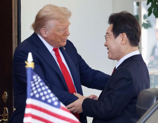 이재명 대통령과 도널드 트럼프 미국 대통령이 25일 미국 워싱턴DC 백악관에서 한미 정상회담에 앞서 인사를 나누고 있다. 워싱턴DC=뉴시스