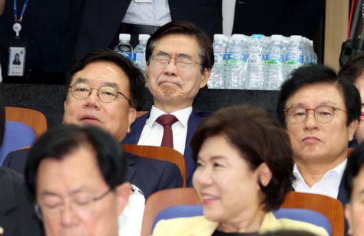 국민의힘 당권주자였던 조경태(맨 뒷줄) 의원이 27일 국회에서 열린 의원총회에 참석해 눈을 질끈 감고 있다. 뉴시스