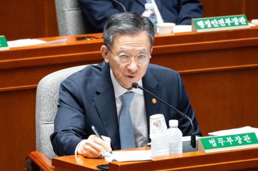 정성호 법무부 장관이 26일 서울 여의도 국회에서 열린 제428회 국회(임시회) 예산결산특별위원회 제2차 전체회의에 출석해 의원 질의에 답하고 있다. 뉴스1