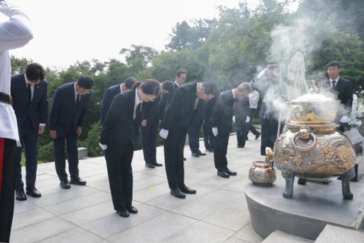 장동혁(앞줄 가운데) 국민의힘 대표가 27일 서울 동작구 국립서울현충원에서 박정희 전 대통령 묘역에 참배하고 있다. 국민의힘 제공