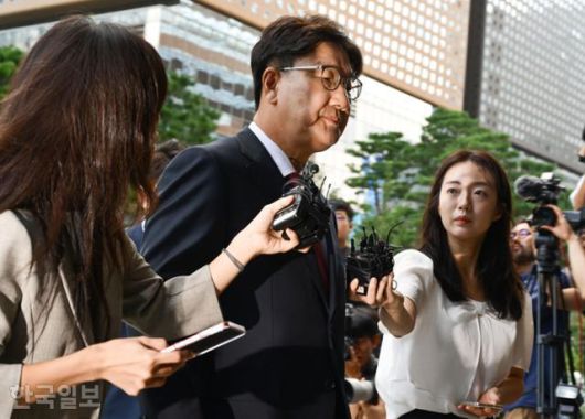 권성동 국민의힘 의원이 27일 서울 광화문 민중기 특별검사팀 사무실(민중기 특검)로 조사를 받기 위해 입장하고 있다. 최주연 기자