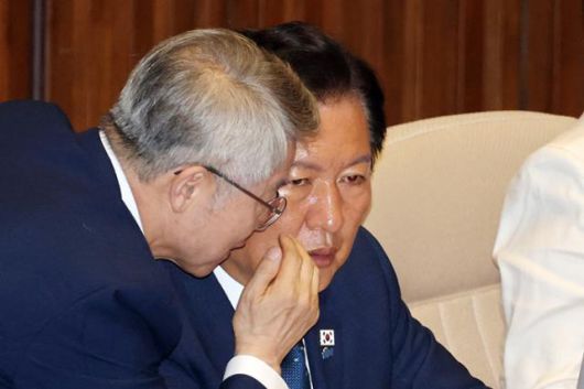 정청래 더불어민주당 대표가 27일 오후 서울 여의도 국회에서 열린 제428회 국회(임시회) 3차 본회의에 참석해 민형배 의원과 대화하고 있다. 뉴스1