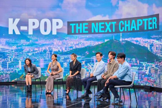 이재명 대통령이 20일 서울 서초구 아리랑국제방송 사옥에서 특별 프로그램 '케이팝 더 넥스트 챕터(K-Pop : The Next Chapter)'에 출연해 케이팝 데몬 헌터스(케데헌) ○○○감독(왼쪽 셋째)과 오에스티(OST) ‘테이크다운’ 리믹스 버전을 부른 걸그룹 트와이스 멤버 등과 방송녹화를 하고 있다. 대통령실 제공