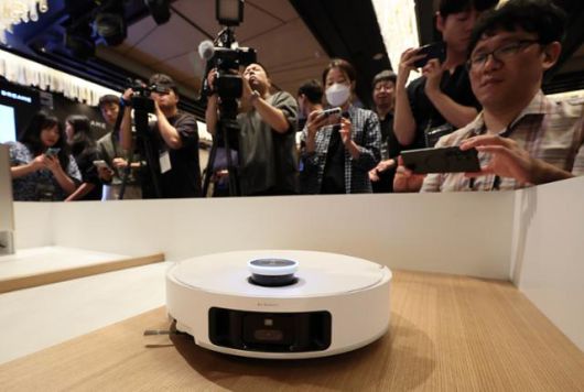 8월 21일 서울 종로구 포시즌스 호텔에서 열린 드리미 2025 신제품 론칭쇼에서 제품 시연이 진행되고 있다. 중국 가전업체 드리미는 이날 행사에서 국내 최초 3종 걸레 교체형 Matrix10 Ultra와 12개 노즐 실시간 물걸레 세척 시스템을 탑재한 Aqua10 Ultra Roller를 공개했다. 뉴스1