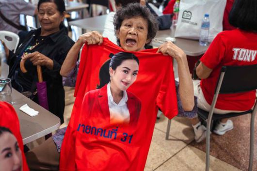 29일 태국 방콕에서 패통탄 친나왓 태국 총리 지지자가 그의 해임 소식을 듣고는 충격에 빠져있다. 방콕=AFP 연합뉴스