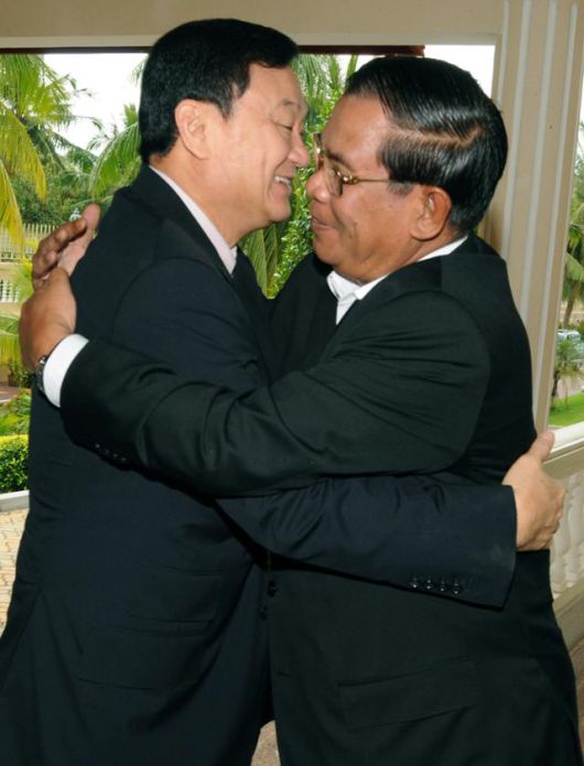 2009년 11월 해외도피 중 캄보디아를 방문한 탁신 친나왓(왼쪽) 전 태국 총리가 프놈펜에서 남쪽으로 15km 떨어진 타크무아의 총리 공관에서 훈센 캄보디아 총리를 만나 포옹하고 있다. 타크무아=AP 연합뉴스 자료사진