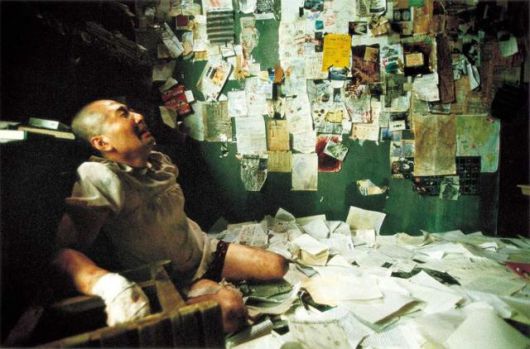 '지구를 지켜라'에서 외계인으로 여겨지는 인물은 중년 남성 강만식이다. '부고니아'의 미셸 역시 강만식처럼 강제 삭발을 당한다. CJ ENM 제공