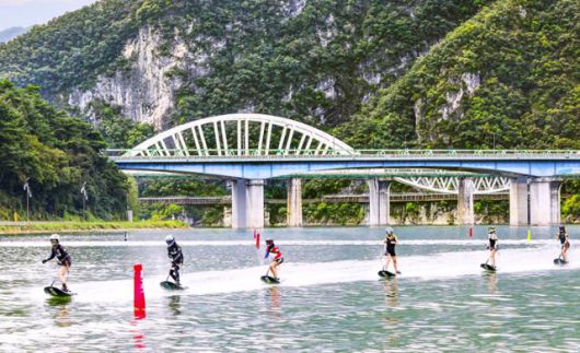 대한모토서프 소속 선수들이 2024년 5월 10일 단양호에서 모토서프 퍼레이드 시범을 보이고 있다. 양양군 제공